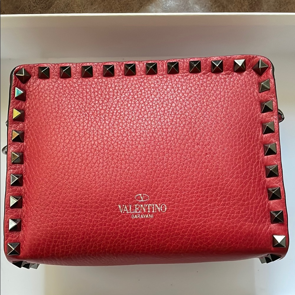NEW VALENTINO Rockstud Red Pebbled Leather Crossbody Camera Bag Studded RARE! - Picture 3 of 6